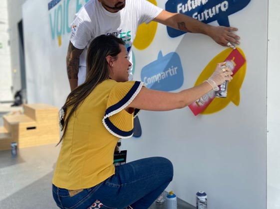 Imagen de mujer pintando con aerosol en el Summit 2022 de DigitalES