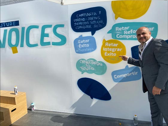 Imagen de uno de nuestros partipantes en el Summit 2022 de DigitalES frente a un muro con mensajes