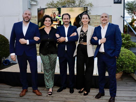 Imagen de 5 personas sonriendo a cámara en la celebración de 25 años