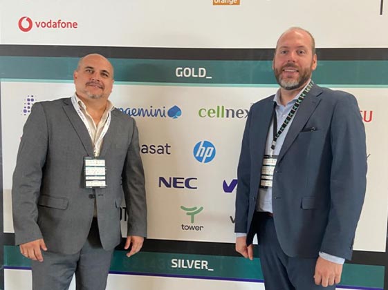Imagen de dos de los participantes del Summit 2022 de DigitalES