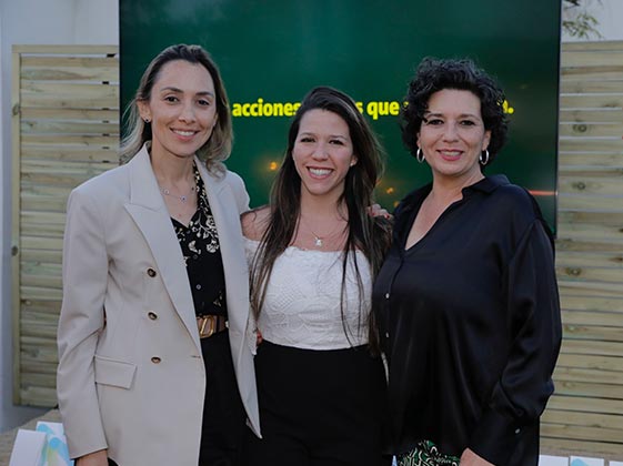 Imagen de tres mujeres que estuvieron en la celebración de 25 años