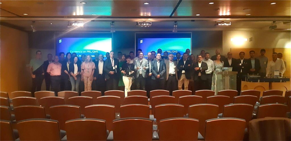 Foto del grupo de partipantes en el escenario en el foro de proveedores de Ericsson 2022