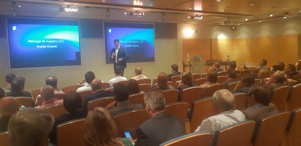 Expositor en el escenario en el foro de proveedores de Ericsson 2022