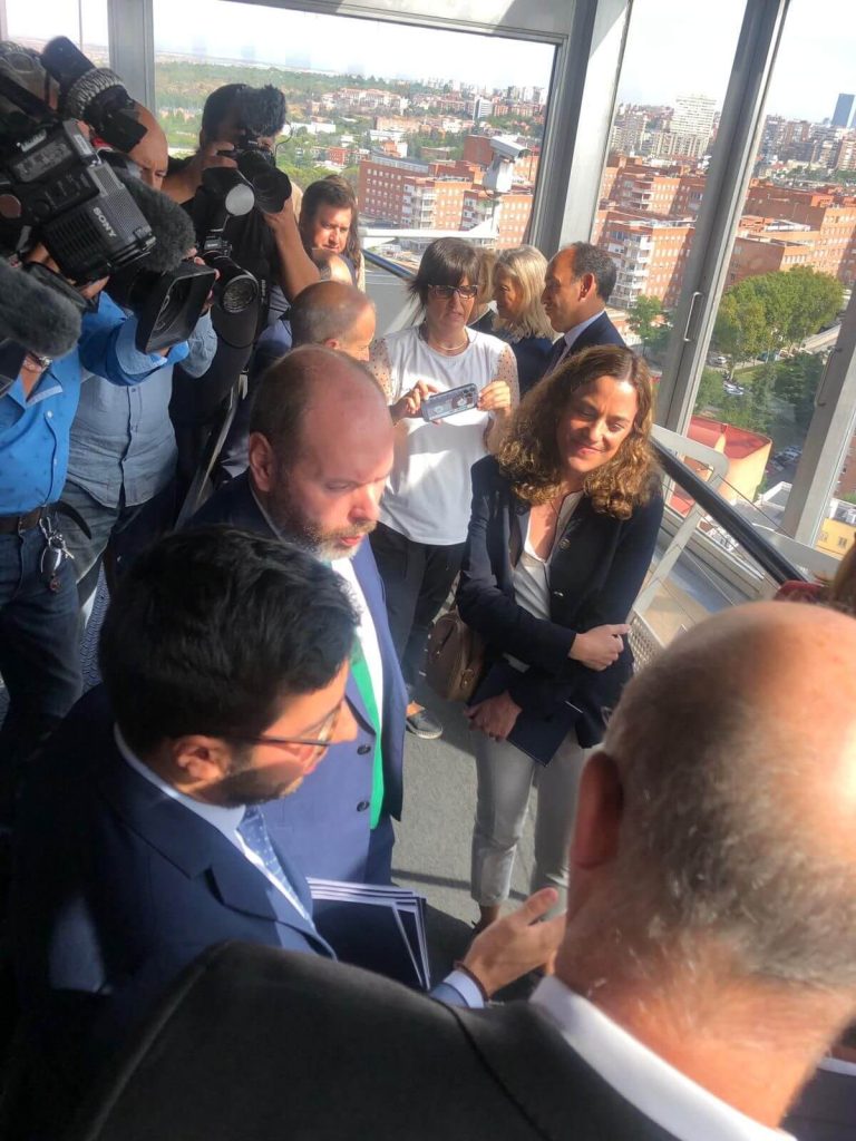 Foto de nuestro CEO hablando con algunos partipantes de Madrid 360 Solar