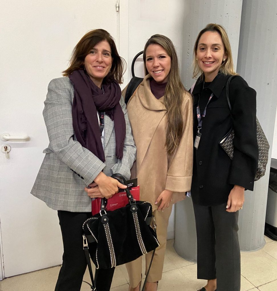 Equipo en el Foro Mujer y Sociedad Civil organizado por la Cámara de Comercio de España sonriendo a cámara