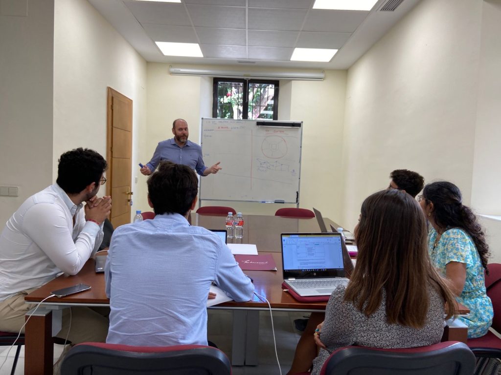 Imagen de grupo en una sala de conferencia en Cánovas Fundación