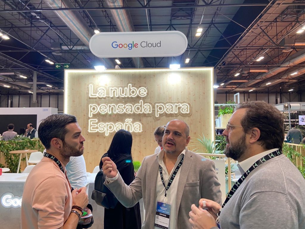 Equipo participantes Madrid Tech Show 2022 frente al stand de Google Cloud