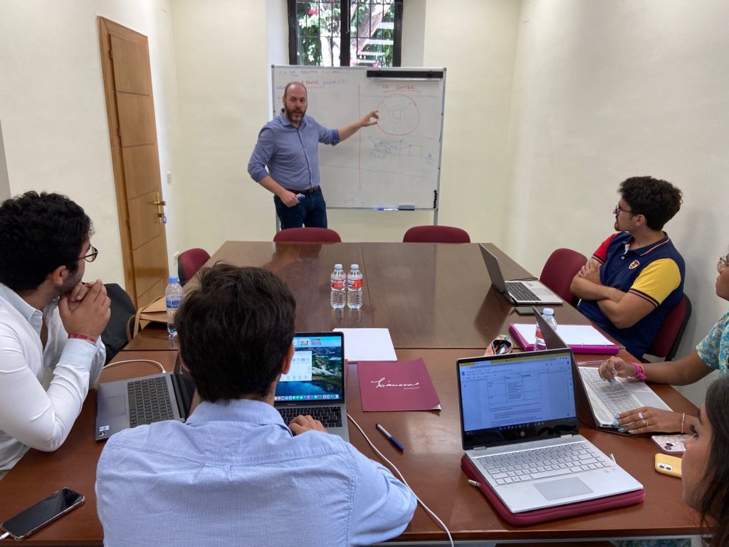 Imagen en una sala de conferencias del equipo partipante en Cánovas Fundación