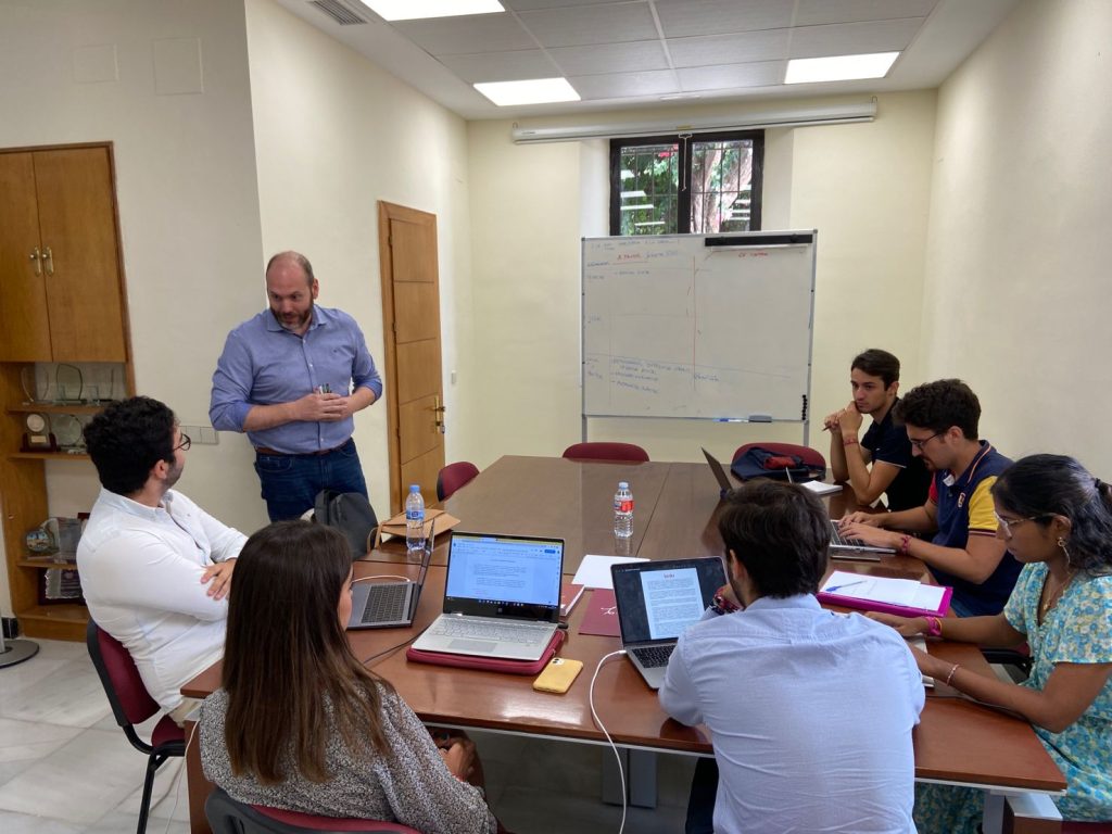 Imagen de grupo en una sala de conferencia en Cánovas Fundación